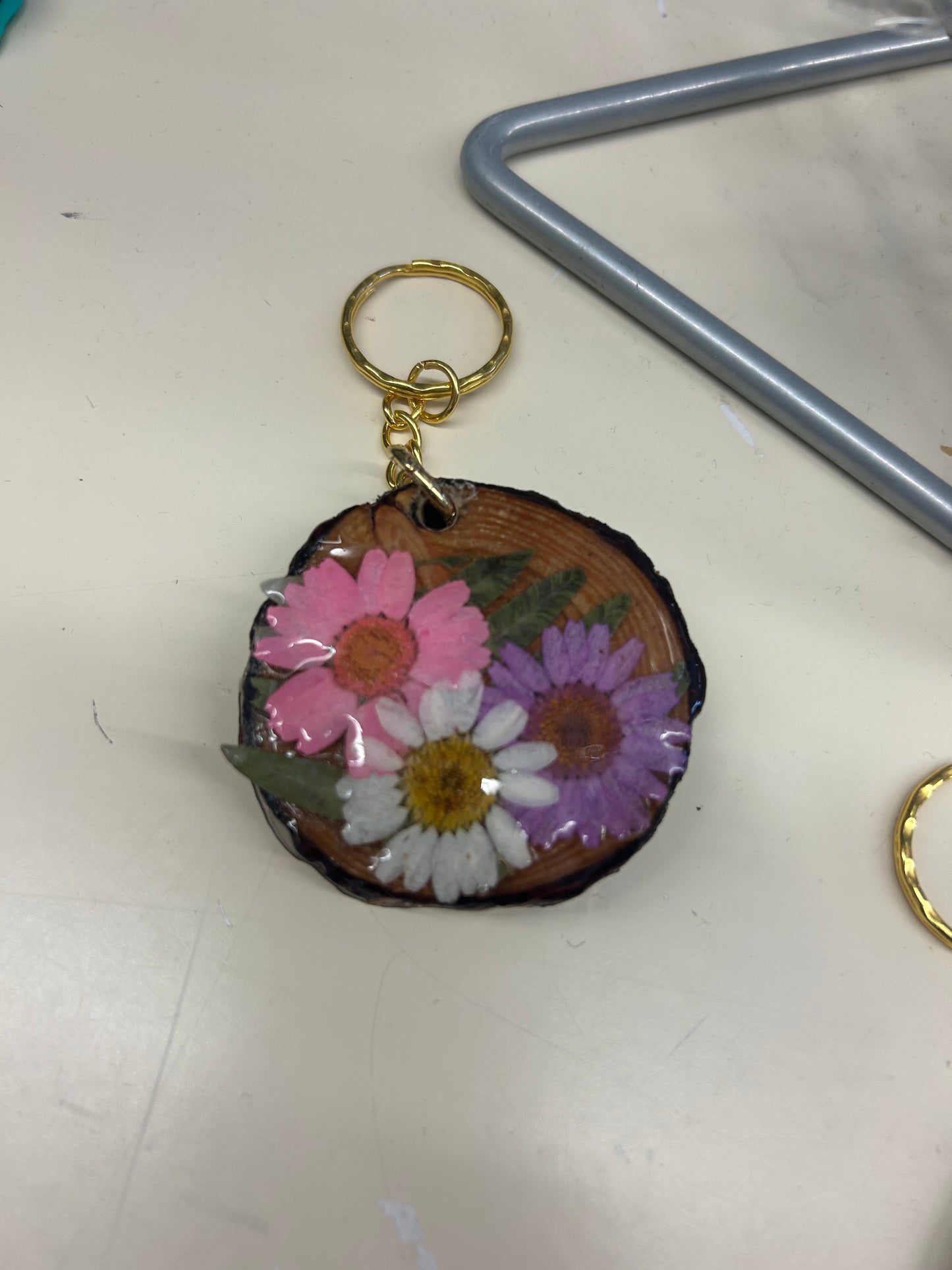 Key chain with flowers and resin