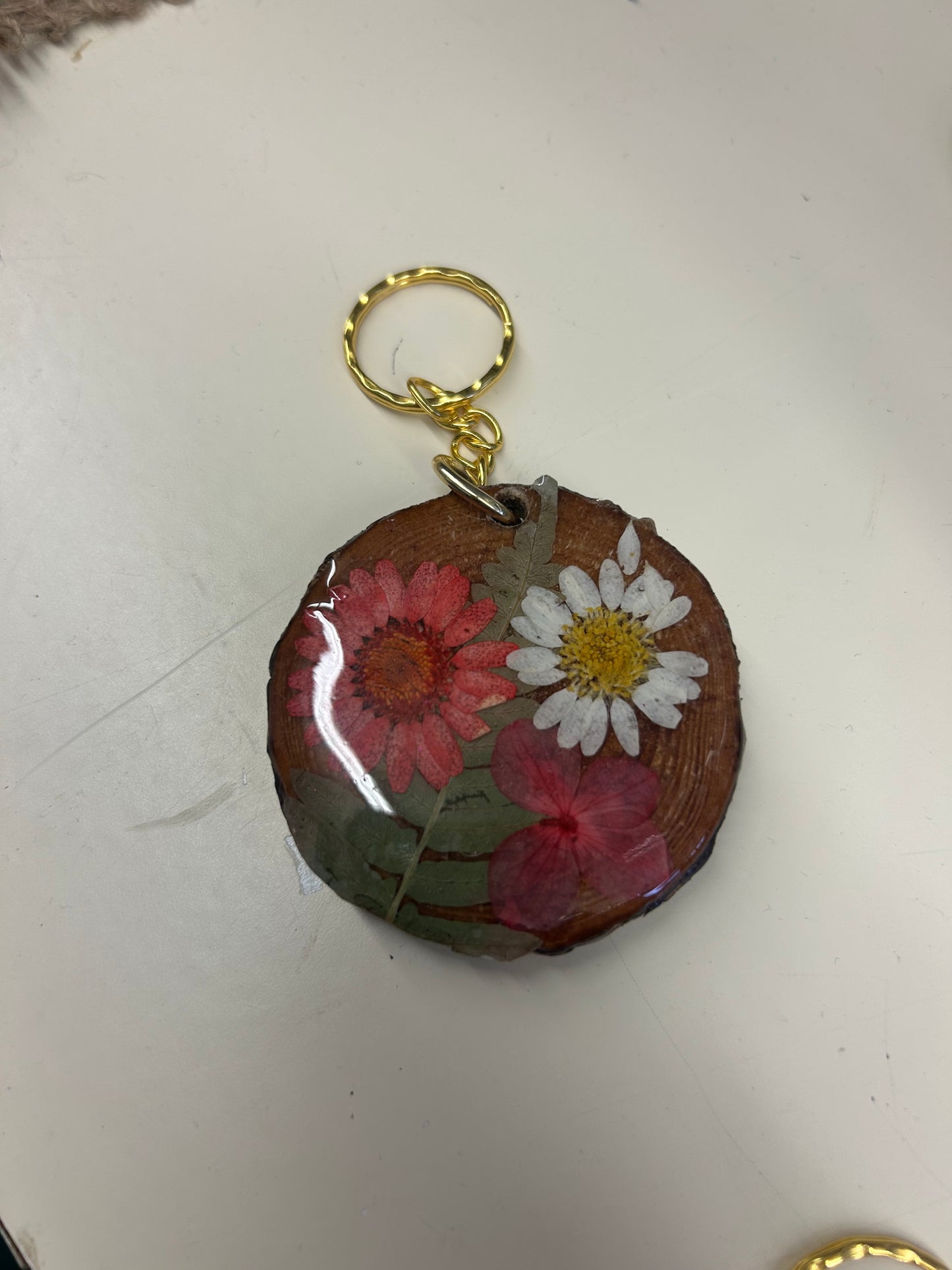Key chain with flowers and resin