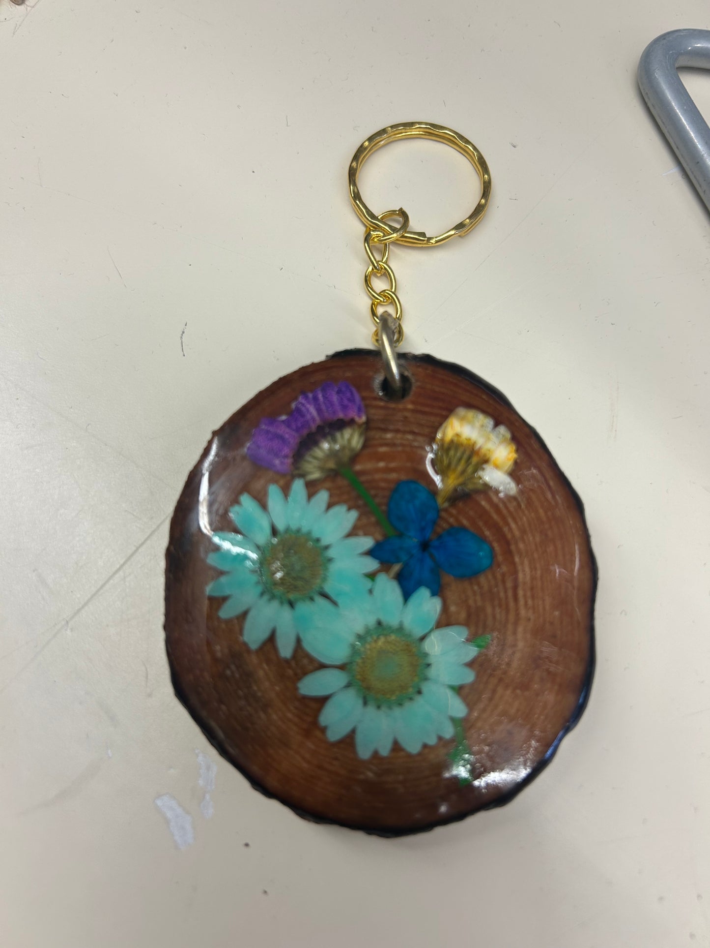 Key chain with flowers and resin