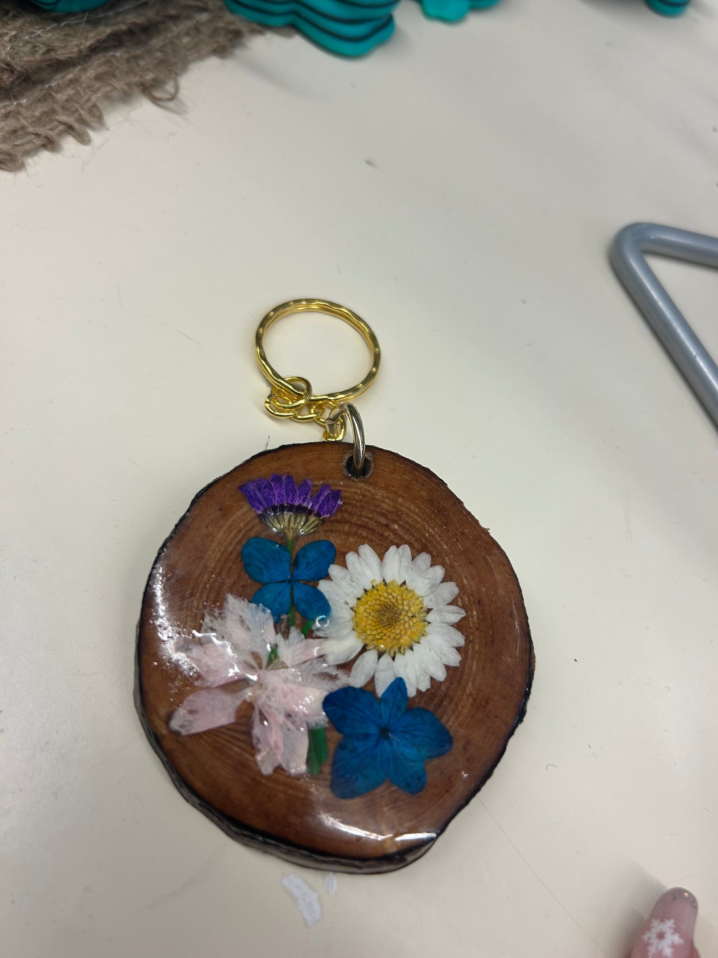 Key chain with flowers and resin