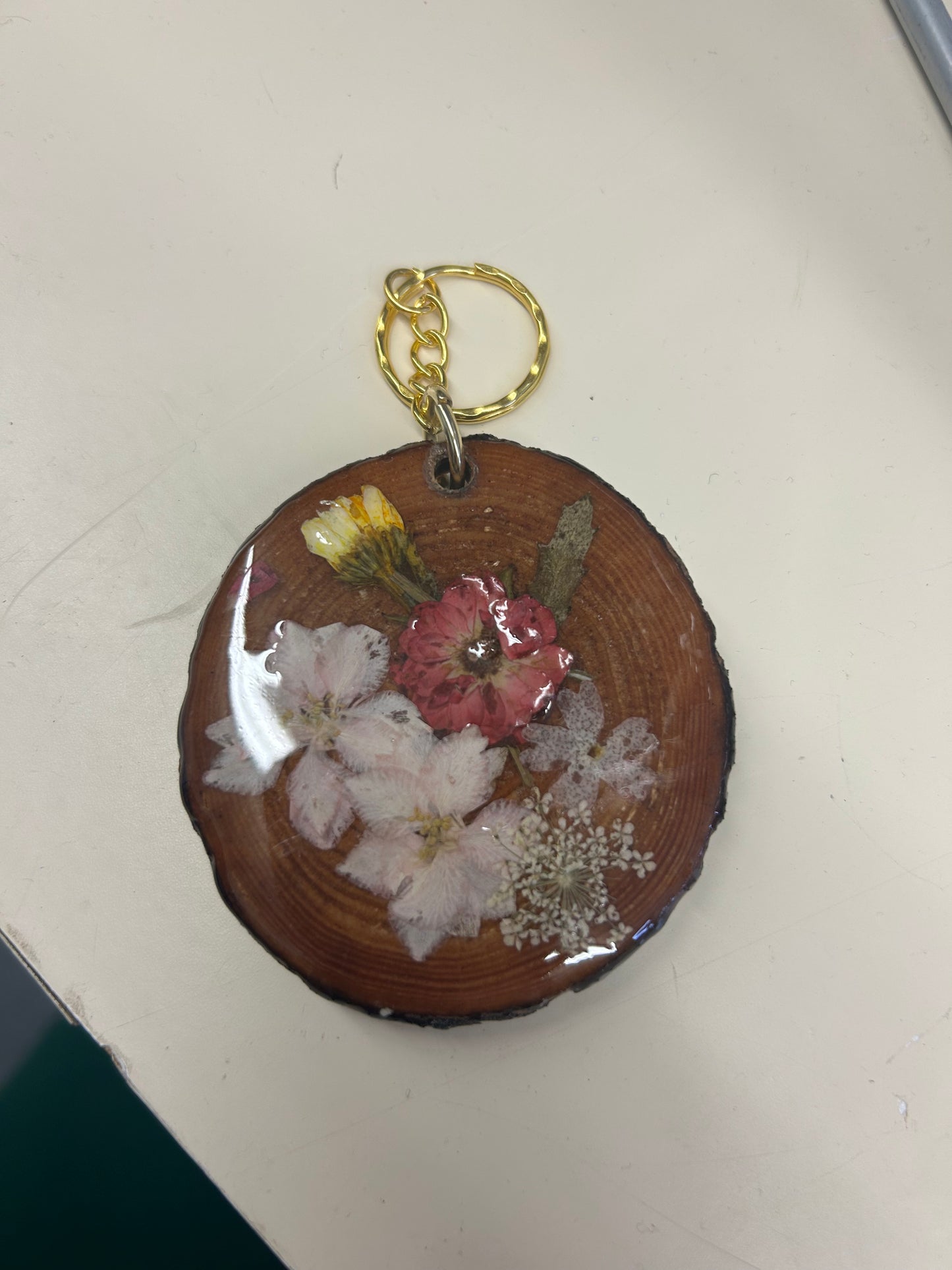 Key chain with flowers and resin