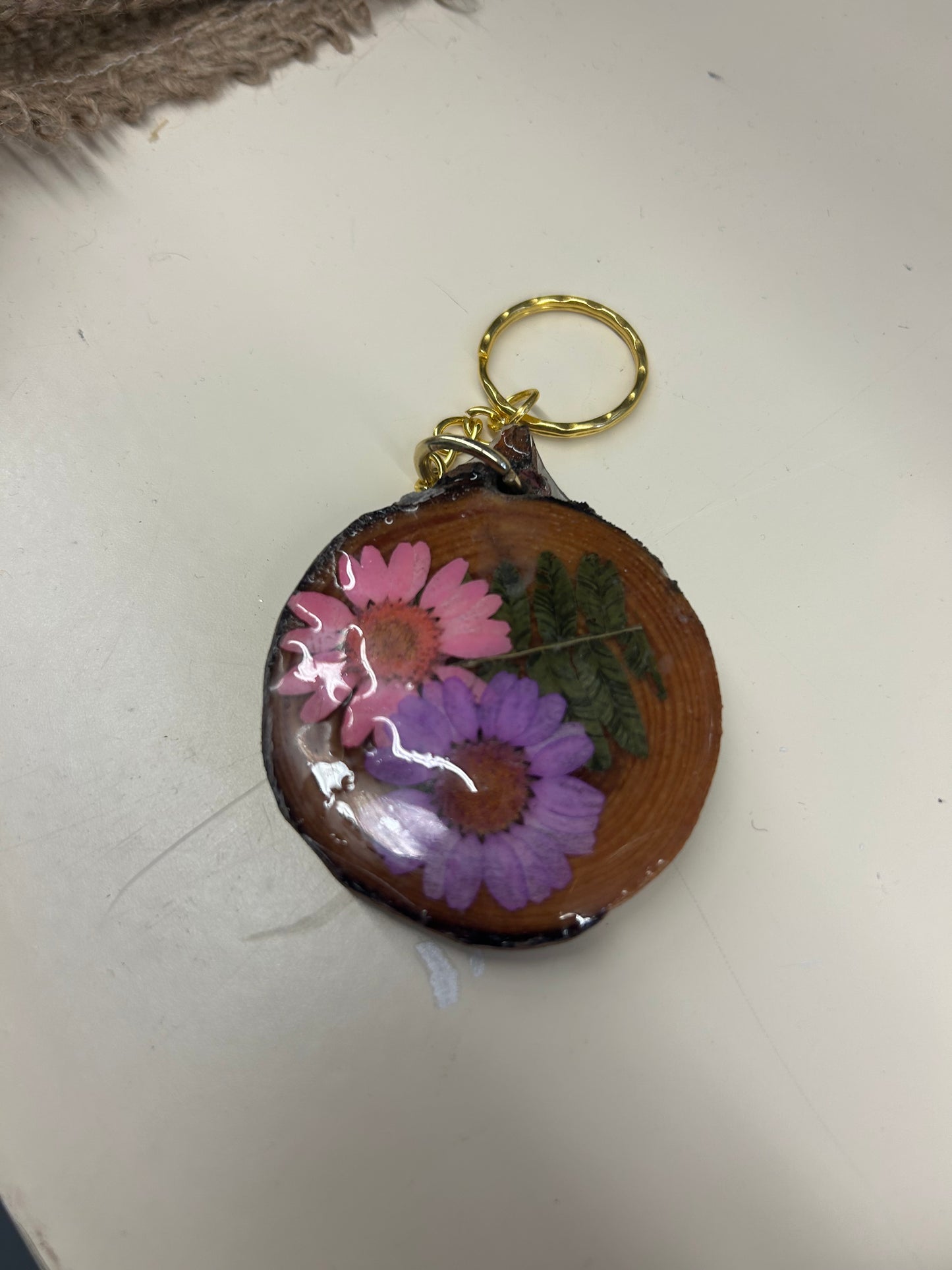 Key chain with flowers and resin